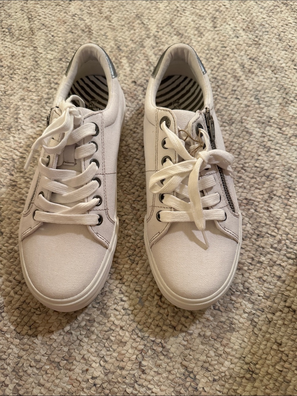 Taos NEW NWOB Footwear Cream Canvas Lace-Up Sneakers with Side Zipper never worn